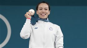 台灣舉重女神郭婞淳摘下銅牌，賽後登頒獎台還是忍不住落淚了。（圖／中華奧會提供）