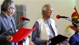 孟加拉組臨時政府，諾貝爾和平獎得主尤努斯宣誓就任領導人。（圖／美聯社／達志影像）