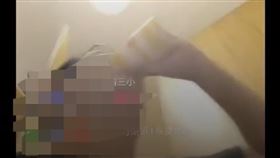 葛姓直播主前往麥當勞林森三店表演喝馬桶水。（圖／翻攝自爆料公社）