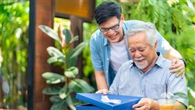 父親節別只送禮吃飯！ 醫：提醒爸爸養成「6大習慣」，晚年生活更健康