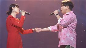 曹雅雯與許志豪同台飆歌。（圖／中視提供）