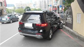 台中,蟑螂,自撞,開車,嚇瘋（圖／翻攝畫面）