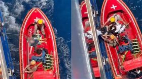 挪威奮進號驚傳有旅客從10層樓高的甲板墜海，3人小艇急救援。（圖／翻攝畫面）