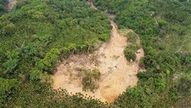南投，水里三十甲，土石流狂瀉，空拍驚見崩塌面積一個足球場大(圖／翻攝畫面)
