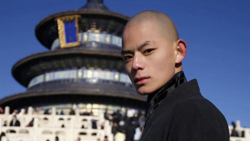 有「少林最帥武僧」之稱的中國男星秋風去年因車禍身亡，遭傳被活摘器官。（圖／翻攝自微博）