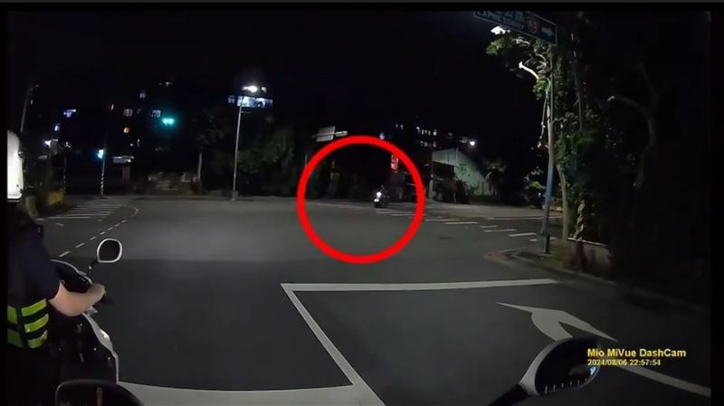 酒駕男遇警還闖紅燈逃竄　被開12張罰單