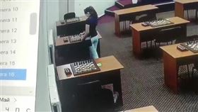 俄羅斯西洋棋女棋士阿巴卡羅娃（Amina Abakarova、43歲）日前在一場國際比賽中，因不滿輸給一另一名女棋士奧斯瑪諾娃（Umayganat Osmanova、30多歲），竟將含有劇毒的水銀塗抹在奧斯瑪諾娃棋盤上，導致奧斯瑪諾娃中毒身體不適送醫