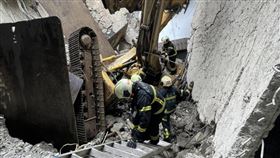 福德國小怪手從四樓墜落。（圖／翻攝畫面）