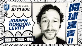 好萊塢巨星喬瑟夫·高登·李維（ Joseph Gordon-Levitt）為悍將開球。（圖／富邦悍將提供）