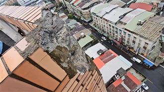 閃電擊中大樓牆角　碎裂水泥塊砸人視角曝