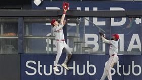 ▲索托（Juan Soto）中外野深遠飛球被莫尼亞克（Mickey Moniak）美技沒收。（圖／美聯社／達志影像）