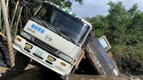 南投,信義鄉,路基掏空,產業道路,坍塌,受困,怪手,拖板車（圖／翻攝畫面）