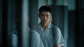 蔡黃汝飾演菜鳥律師在劇中被老闆陳家逵欺負(圖／公視台語台、華視提供)