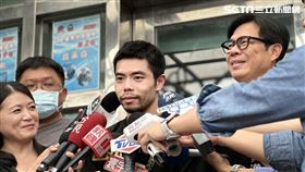 莊智淵下午回到高雄起家的乒乓球館，市長陳其邁親自迎接送上「蘋果禮盒」希望他提攜後輩組成「水果戰隊」。（圖／記者簡榮良攝影）