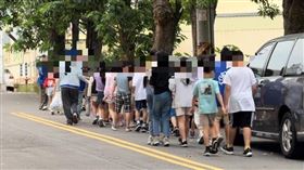 台中,沙鹿,違停,不怕,學童,路中間,無路可走（圖／翻攝沙鹿區南勢里服務網臉書）