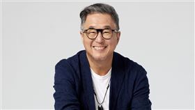 王偉忠受邀撰寫老派社會觀察曆即將展開募資。（圖／金星娛樂提供）