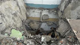 福德國小怪手墜四樓。（圖／翻攝畫面）