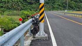 台東縣金峰鄉今天發生一起死亡車禍，一名潘姓男子（39歲）騎車行經東64鄉道時，不明原因自撞路旁護欄，潘男人噴飛摔落邊坡，機車則在卡在標誌桿和護欄中，警消獲報到場時，潘男已死亡多時。據了解，潘男在北部工作，因返鄉過父親節才出意外喪命。