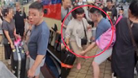 身著藍衣的日本醉漢，不斷毆打辱罵台灣遊客。（圖／翻攝畫面）