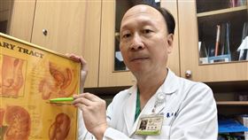 肌肉男「小弟弟」冒出不明肉瘤，不痛不癢，一驗竟是愛滋(圖／翻攝畫面)