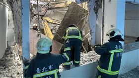 福德國小怪手墜四樓。（圖／翻攝畫面）