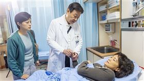 念慈(胡利飾)擔心春花(柯素雲飾)的傷難好，請曹爸(寇世勳飾)來看春花。（圖／大愛提供）