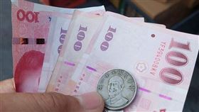 老闆找錢夾一張百元人民幣，兇回原po「沒找錯」。（圖／翻攝自臉書社團「爆廢公社」）