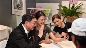 卓榮泰自到吳詩儀家中經營的北市內湖「文湖21雞湯麵」吃晚餐。（圖／翻攝自卓榮泰臉書）