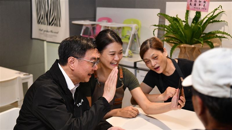 賀奧運奪銅！卓榮泰親赴吳詩儀家中麵店