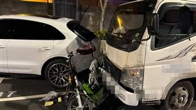移工騎車遇劫，慘被夾在2車中間，當場失去生命跡象。（圖／警方提供）