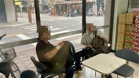 犯嫌一搭一唱企圖拐騙民眾積蓄。（圖／警方提供）