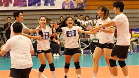 登峰造極青年排球表演賽，公益明星隊和臺北鯨華女排隊以1比1，在歡樂聲中握手言和。（圖／主辦單位提供）