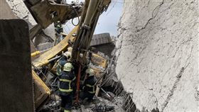 福德國小怪手墜四樓。（圖／翻攝畫面）