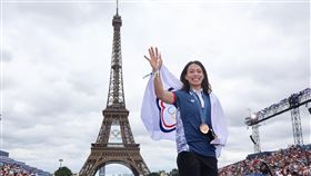 奧運「冠軍公園」走秀　郭婞淳披會旗走秀（1）台灣「舉重女神」郭婞淳（圖）受邀參加2024巴黎奧運「冠軍公園」奪牌選手走秀，法國時間9日她披著中華奧會會旗亮相，在伸展台上開心和各國民眾互動。中央社記者王騰毅巴黎攝　113年8月10日