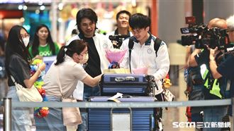桌球混雙光榮回國　桃機大廳球迷熱情迎接