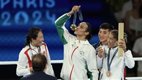 不理會性別爭議打下金牌  克莉芙親吻獎牌2024巴黎奧運女子拳擊賽事發生性別爭議，無端遭捲入的女拳手克莉芙（Imane Khelif）（右3）無畏風波成功打下66公斤級金牌，當地時間9日晚間在頒獎典禮上開心親吻得來不易的獎牌，一旁台灣好手陳念琴（右）、中國選手楊柳（後左）等人都為她高興。中央社記者吳家昇巴黎攝　113年8月10日