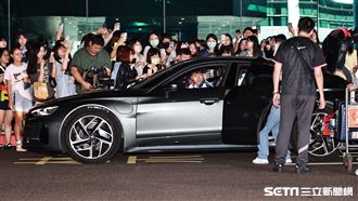 林昀儒機場被粉絲包圍　搭鋼鐵人座駕返家