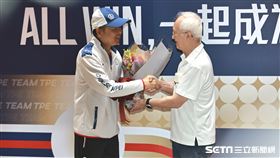 ▲合庫金控董事長董瑞斌獻花給林昀儒教練偉關晴光。（圖／記者劉彥池攝影）