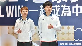 ▲巴黎奧運桌球選手陳思羽、林昀儒返國在機場合影。（圖／記者劉彥池攝影）