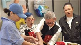 張小燕（左二起）和柯震東爸爸開心切蛋糕，卜學亮陪伴。（圖／翻攝臉書）