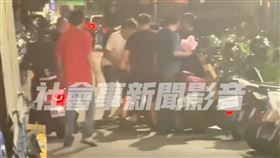 新北市新莊區昨天（10日）晚間9時許發生一起暴力討債事件，一名湯姓男子在外欠債3萬元，對方找上湯男前妻黃女所經營的髮廊討債，雙方協商破裂爆發衝突，黃女的姪子遭魏姓男子等人毆打，警方獲報到場逮捕4嫌。訊後將依妨害秩序、傷害、毀損罪嫌移送法辦。