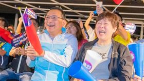 侯友宜在今日凌晨跟陳玟卉的媽媽觀看直播、為陳玟卉加油打氣。（圖／翻攝自侯友宜臉書）