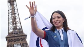 郭婞淳現身巴黎奧運「冠軍公園」走秀（2）台灣「舉重女神」郭婞淳（右）結束奧運賽程後，法國時間9日現身參與「冠軍公園」走秀活動，身披中華奧會會旗與現場群眾打招呼。中央社記者王騰毅巴黎攝　113年8月10日