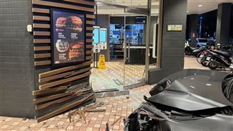 闖紅燈撞進麥當勞　「秒變得來速」畫面曝