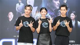 ▲炎亞綸（左起）、李千娜、導演周美玲、鴻海副發言人黃欽旻、鴻海戲劇監製becky、石知田出席《Q18量子預言》特映會。（圖／記者鄭孟晃攝影）