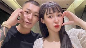 鳳梨（左）突然被老婆歐菈（右）邀請去過父親節。（圖／翻攝自鳳梨IG）