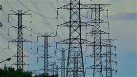 經濟部估AI帶動用電  年增2.8%經濟部15日公布最新全國電力資源供需報告，預估AI產業帶動下，未來10年電力需求年均成長率約2.8%。圖為高雄市小港區高壓電塔。中央社記者董俊志攝  113年7月15日