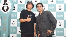 陳零九（左）來幫丁特的手搖店站台。（圖／特‧好喝烏龍茶專賣店提供）