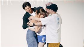 《鬼才之道》陳柏霖（左起）、王淨、百白、瘦瘦、導演 徐漢強 出席映後哭成一團，在台上彼此擁抱。（圖／牽猴子提供）