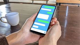 網友下班後不讀同事訊息，卻挨批評態度差。（示意圖／翻攝自photoAC）